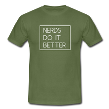 Lade das Bild in den Galerie-Viewer, Nerds Do IT Better T-Shirt Schwarz - Militärgrün
