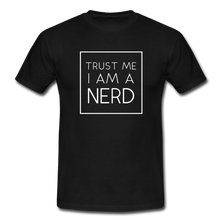 Lade das Bild in den Galerie-Viewer, Trust A Nerd T-Shirt Schwarz - Schwarz
